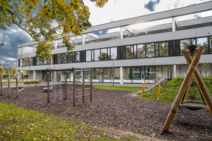 Der Spielplatz vor dem neuen Schulgebäude