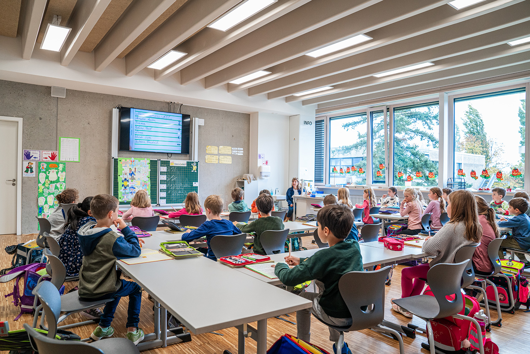 Die Klasse 2a im Unterricht mit klassischer und Videotafel